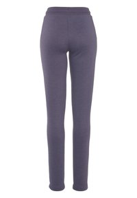 Lila, enganliegende Leggings mit weicher Textur und elastischem Bund. Entworfen für Komfort mit einer glatten Oberfläche und ohne sichtbare Nähte.