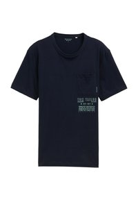 Camiseta de algodón azul marino con cuello redondo, mangas cortas, bolsillo en el pecho izquierdo, y un logotipo y texto impresos en colores claros contrastantes en la parte frontal.