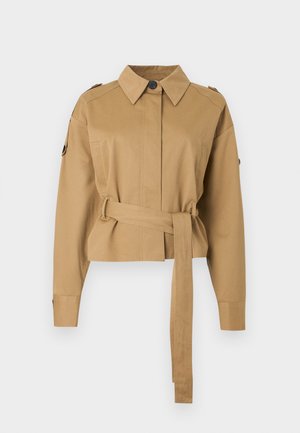 Veste courte marron clair à manches longues, col boutonné, épaulettes et ceinture assortie en tissu nouée à la taille.