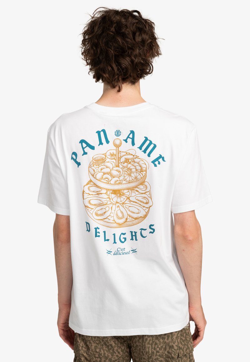 Bílý bavlněný tričko s barevným grafickým designem na zadní straně, zobrazující naskládané dezerty s textem "PANAME DELIGHTS" v modré a zlaté barvě.