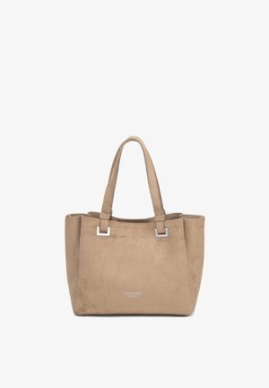 Beige suède tas met twee schouderbanden en zilverkleurige rechthoekige metalen details op een witte achtergrond.