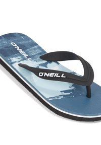 Modré grafické žabky s čiernymi gumovými popruhmi a textúrovanou stielkou. Obsahujú logo "O'Neill" a vyrazený detail "PVC FREE".