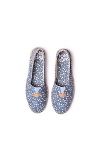 Blauwe bloemenstof espadrilles met een ronde neus, elastische zijpanelen en een lichtbruine leren accent aan de voorkant. Jute touw zool.