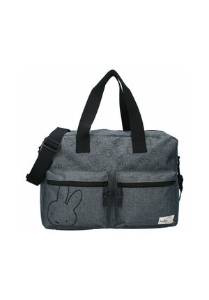 Sac de sport en tissu gris avec des sangles noires, deux poches à zip à l'avant et un motif de lapin subtil avec une petite étiquette "miffy" sur la poche inférieure.