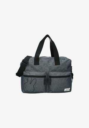 Grau gemusterte Stoff-Duffel-Tasche mit schwarzen Trägern, zwei vorderen Reißverschlusstaschen und einem dezenten Hasen-Muster sowie einem kleinen "Miffy"-Label an der unteren Tasche.