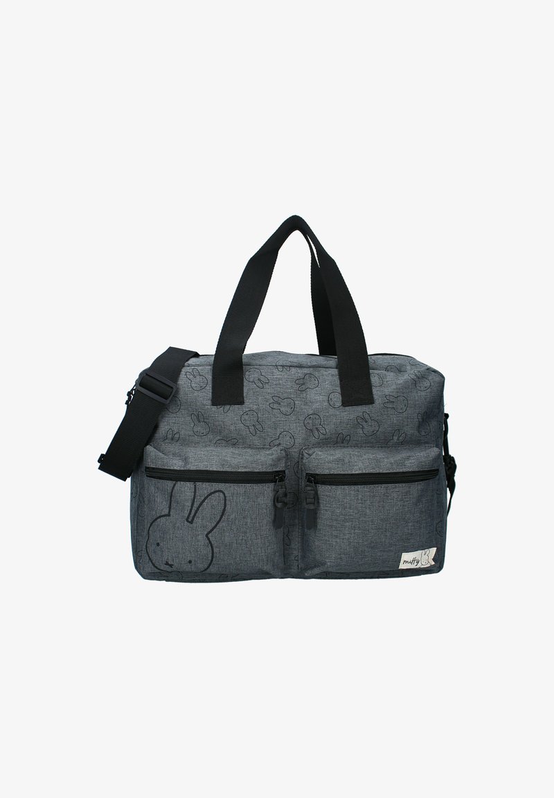 Grå stof duffel taske med sorte stropper, to frontlommer med lynlås og et subtilt kaninmønster, samt et lille "miffy" mærke på den nederste lomme.