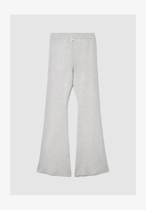 Pantalon de survêtement gris évasé en tissu doux, avec une large ceinture et une texture lisse, doté de bas évasés sans ornements visibles.