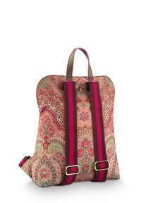Rugzak met een bloemen-paisleypatroon in roze, groen en rood. Beschikt over twee verstelbare schouderbanden en een handgreep aan de bovenkant. Details in goudkleurige hardware.