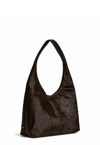 Barna, puha műszőrme válltáska ívelt formával, széles pánttal és lapos aljjal. Finom fekete bőr díszítésekkel.