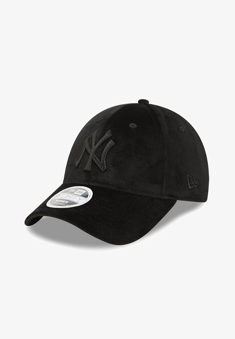 Schwarze Kappe aus Wildledermaterial mit einem gestickten NY-Logo in Schwarz, einem gebogenen Schild und einem Snapback-Verschluss.