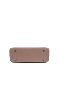 Bolso rectangular de cuero marrón con esquinas redondeadas, que presenta tachuelas metálicas negras y costuras visibles a lo largo de los bordes.