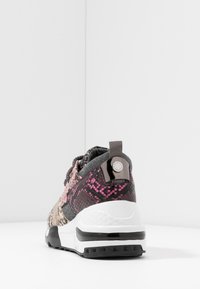 Sneaker con stampa pitonata rosa e beige, suola nera e bianca, lacci neri e linguetta grigia sul tallone su uno sfondo bianco.