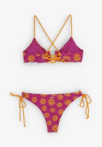 Set di bikini viola con motivi a sole gialli. Il top presenta un design incrociato sul retro e dettagli con lacci; il pantalone ha lacci laterali e stampa coordinata.