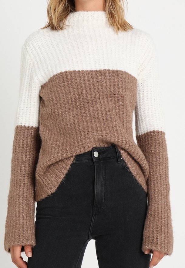 Gehaakte trui met een hoge kraag, met een zwart en bruin kleurblokontwerp. Lange mouwen met een loose fit en ribbelstructuur.