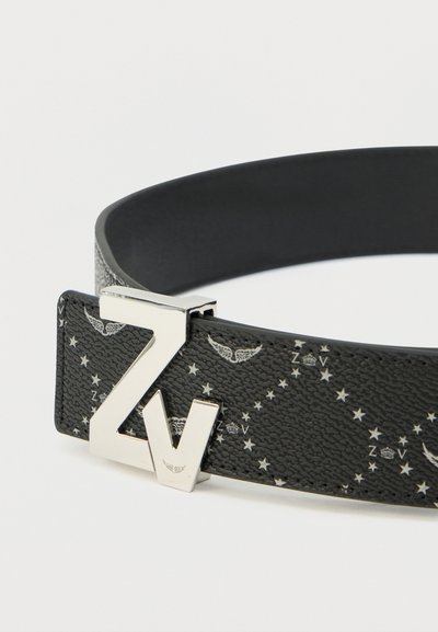 Ceinture en cuir noir avec une surface texturée ornée de motifs d'étoiles argentées et une boucle métallique argentée en forme de "ZV" à l'avant.