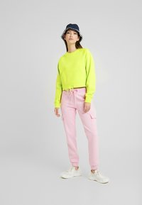 Urban Classics LADIES SHORT RAGLAN CREW - Mikina - neon yellow