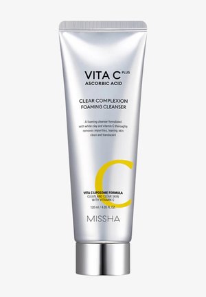 Sølv tube av Missha Vita C Plus Ascorbic Acid Clear Complexion Foaming Cleanser med kapasitet på 120 ml og gul bokstav C foran.