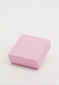 Cutie roz pătrată cu o suprafață texturată și un logo embosat pe capac, având un design simplu și margini ușor unghiulare.