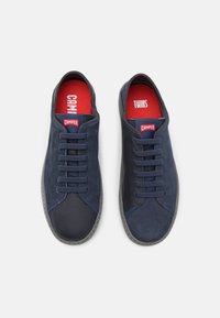 Sneakers blu navy realizzati in materiali scamosciati e di pelle, design con lacci, suola in gomma grigia, soletta rossa con il marchio "CAMPPER" e "TWINS".