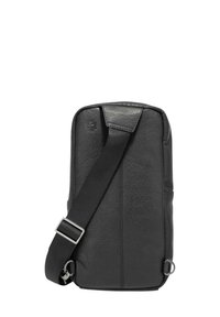 Bolso bandolera de cuero en negro con un acabado texturizado, correa ajustable y un logo sutil. Forma rectangular con líneas limpias y un diseño minimalista.