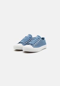 Anna Field Tossud - light blue