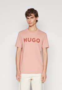 HUGO DULIVIO - Triko s potiskem - light/pastel red