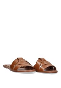 Sandalias de piel marrón tipo deslizante con tiras cruzadas, suela plana y una textura suave. Diseño de punta abierta para facilitar el uso.