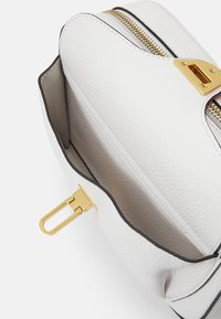 Coccinelle BEAT  - Borsa a tracolla - brillant white