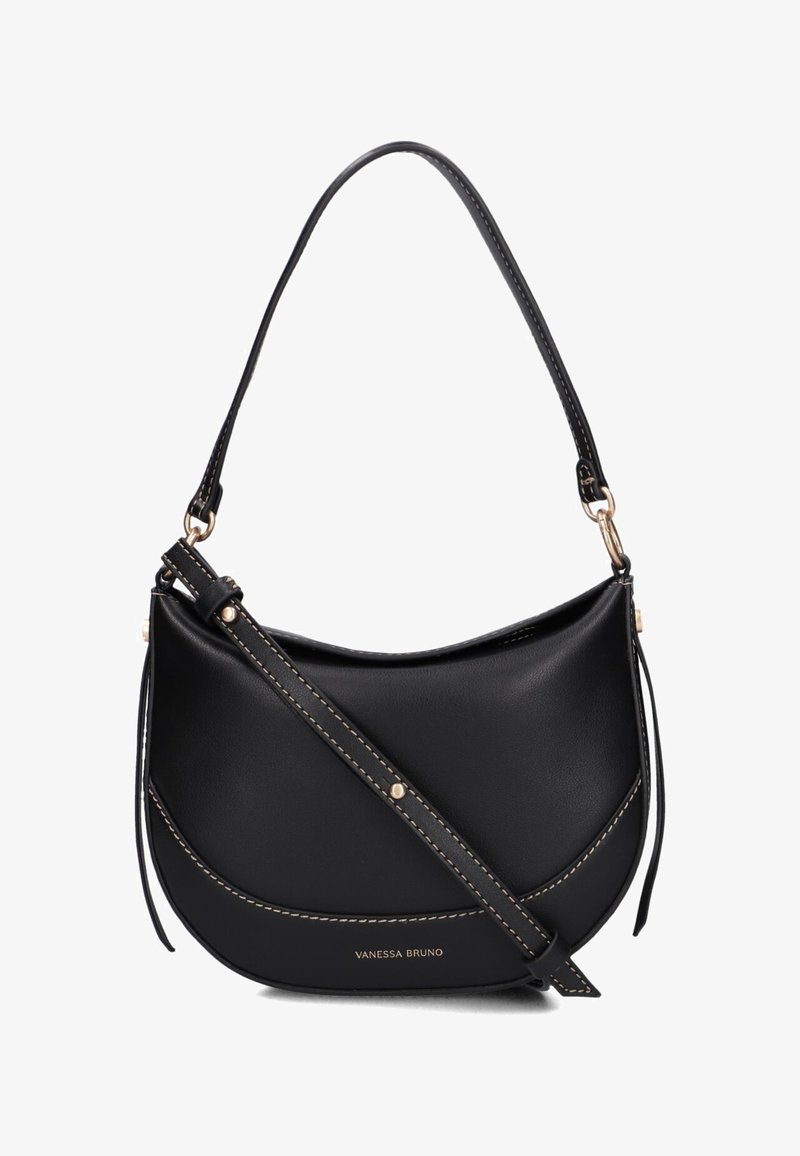 Zwarte lederen schoudertas met een gebogen vorm, voorzien van gouden hardware, contrasterende stiksels en een verstelbare riem. Merkennaam zichtbaar.