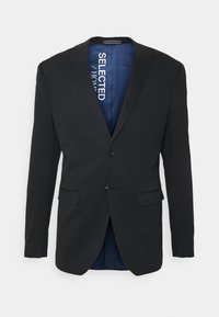 Blazer negro con dos bolsillos frontales y cierre de un solo botón. En el interior presenta un forro azul con el texto "SELECTED". Textura suave, corte entallado.