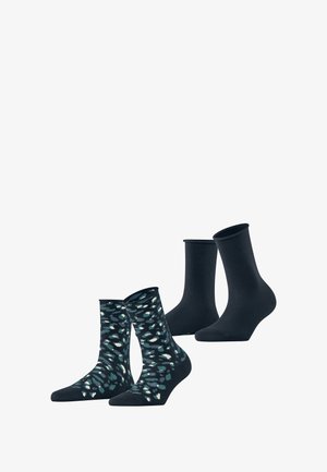 Zwei Paar Socken: ein Paar mit einem dunklen Hintergrund und abstraktem Muster in Türkis und Weiß, das andere in einer einfarbigen dunklen Farbe. Beide haben eine glatte Textur.