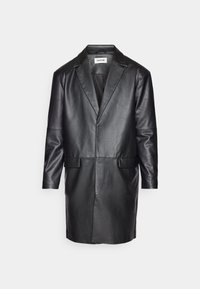 Czarny długi skórzany płaszcz z kołnierzem i dwoma przednimi kieszeniami z klapami, zaprezentowany na białym tle.