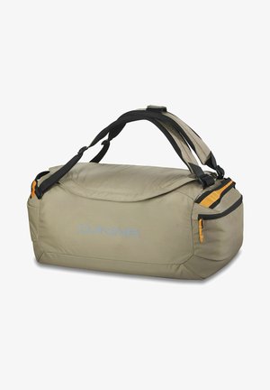 Borsa duffel Dakine in khaki con forma rettangolare, materiale in nylon, manici laterali imbottiti e una tasca con zip arancione a contrasto.