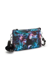 Pochette con motivo floreale su sfondo scuro, caratterizzata da tonalità di blu e viola. Include un charm peloso nero e una tracolla staccabile.