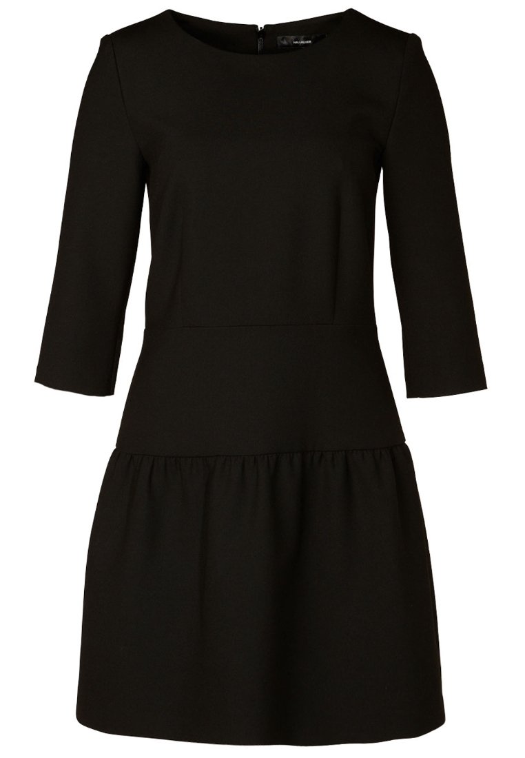 Schwarzes Kleid aus strukturiertem Stoff, mit rundem Halsausschnitt, Dreiviertelärmlen und einem ausgestellten, gerafften unteren Abschnitt.