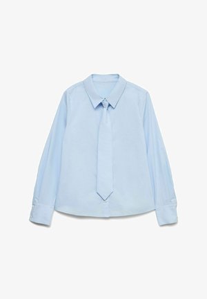 Camisa de manga larga azul celeste con cuello puntiagudo y corbata incorporada. Tejido liso con puños abotonados y dobladillo redondeado. Diseño sencillo.