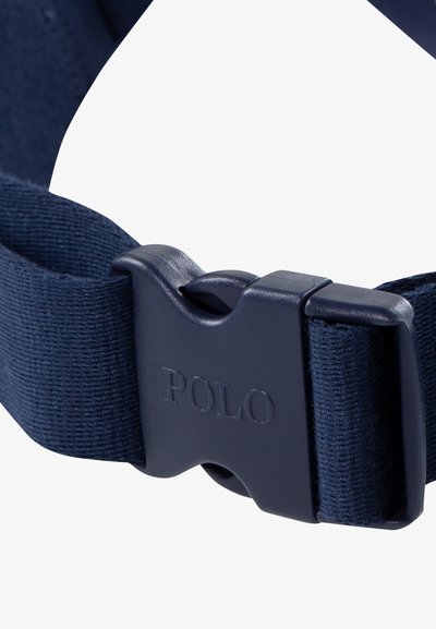 Mörkblå nylonrem med en plastspänne, med präglad "POLO"-text. Slät yta med en hållbar design lämplig för olika användningar.