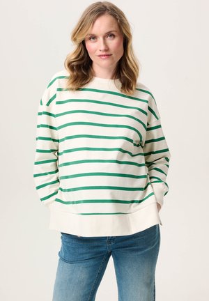 Weißer Sweatshirt mit grünen horizontalen Streifen, Rundhalsausschnitt, langen Ärmeln, lockerer Passform und geripptem Saum. Getragen mit Jeans.