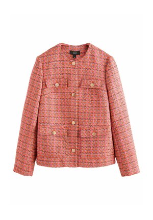 Giacca in tweed intrecciato color corallo, con collo rotondo, maniche lunghe, tasche anteriori e chiusura con bottoni dorati.