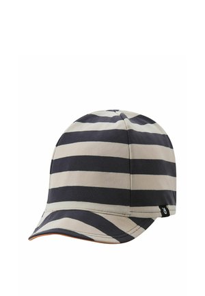 Czapka z szerokimi czarno-beżowymi poziomymi paskami i zakrzywionym daszkiem, wykonana z tkaniny, z małą czarną metką z boku.