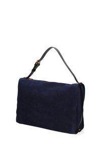 Sac à main en daim bleu marine avec une texture lisse, une bandoulière en cuir noir, une quincaillerie dorée et une forme rectangulaire simple.