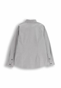 Koszula z długim rękawem z jasnoszarej tkaniny, z kołnierzykiem na guziki, mankietami z zapięciem na guziki oraz zakrzywionym dołem z delikatnymi detalami szwów.