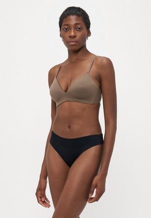 Bruine draadloze beha met verstelbare bandjes, soepel materiaal en subtiele vormgeving. Gecombineerd met zwarte high-waisted bikini slipjes, klassieke snit.