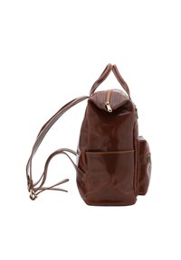 Borsa in pelle marrone con texture liscia, due spallacci, zip superiore e una tasca frontale dotata di chiusura con zip.