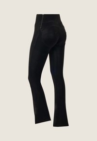 Leggings neri a palazzo con alta vita, tessuto liscio e chiusura laterale con zip. Presentano tasche posteriori e dettagli delle cuciture in evidenza.