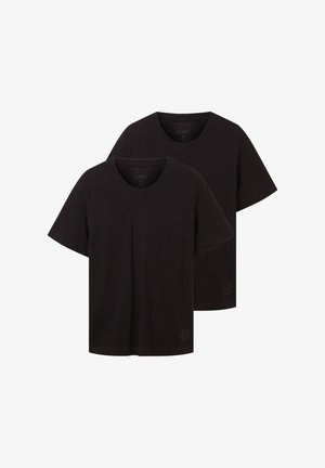 Kaks musta puuvillast t-särki, millel on lühikesed varrukad ja ümar kaelus. Kangas on sileda tekstuuriga ning allääres on peen logo.
