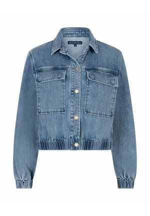 Blauwe kortere spijkerjack met knoopsluiting aan de voorkant, twee borstzakken met klep, elastische manchetten en zoom, en een kraag.