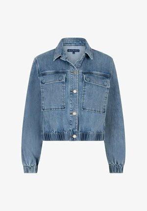 Blauwe kortere spijkerjack met knoopsluiting aan de voorkant, twee borstzakken met klep, elastische manchetten en zoom, en een kraag.