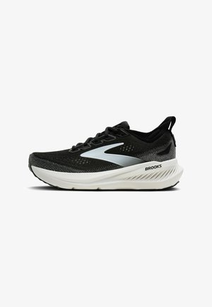 Zapatilla de running Brooks en blanco y negro con parte superior de malla transpirable, suela acolchada y logo lateral, vista desde el lado izquierdo sobre fondo blanco.