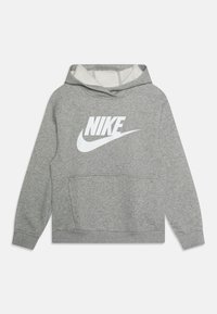 Šedá mikina s kapucí vyrobená z měkkého materiálu, s velkým bílým logem Nike na přední straně, klokaní kapsou a žebrovanými manžetami.